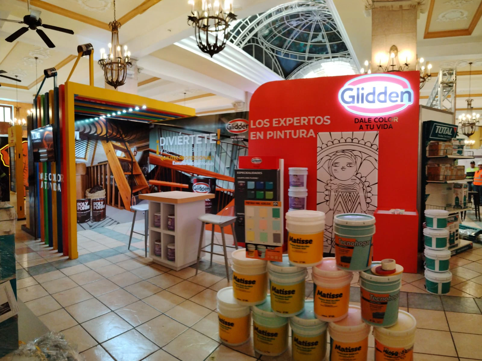 Stand con cubetas de pintura y mesa para Glidden