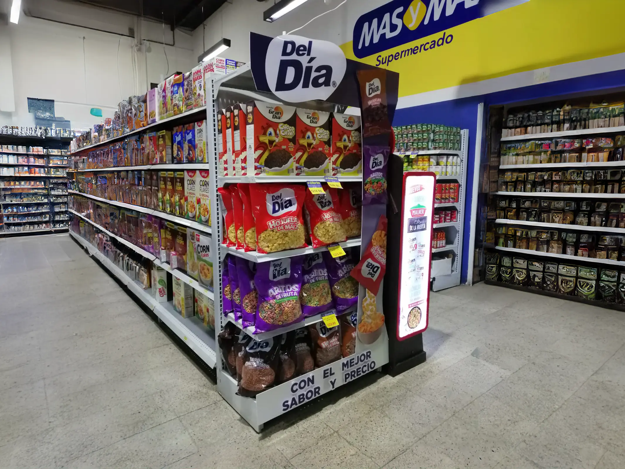 Exhibidor de cereales de la marca Del Día en un supermercado, diseñado por Sign Factory.