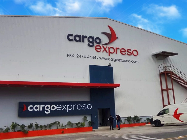 Letras para la bodega de Cargo Expreso, creadas por Sign Factory.