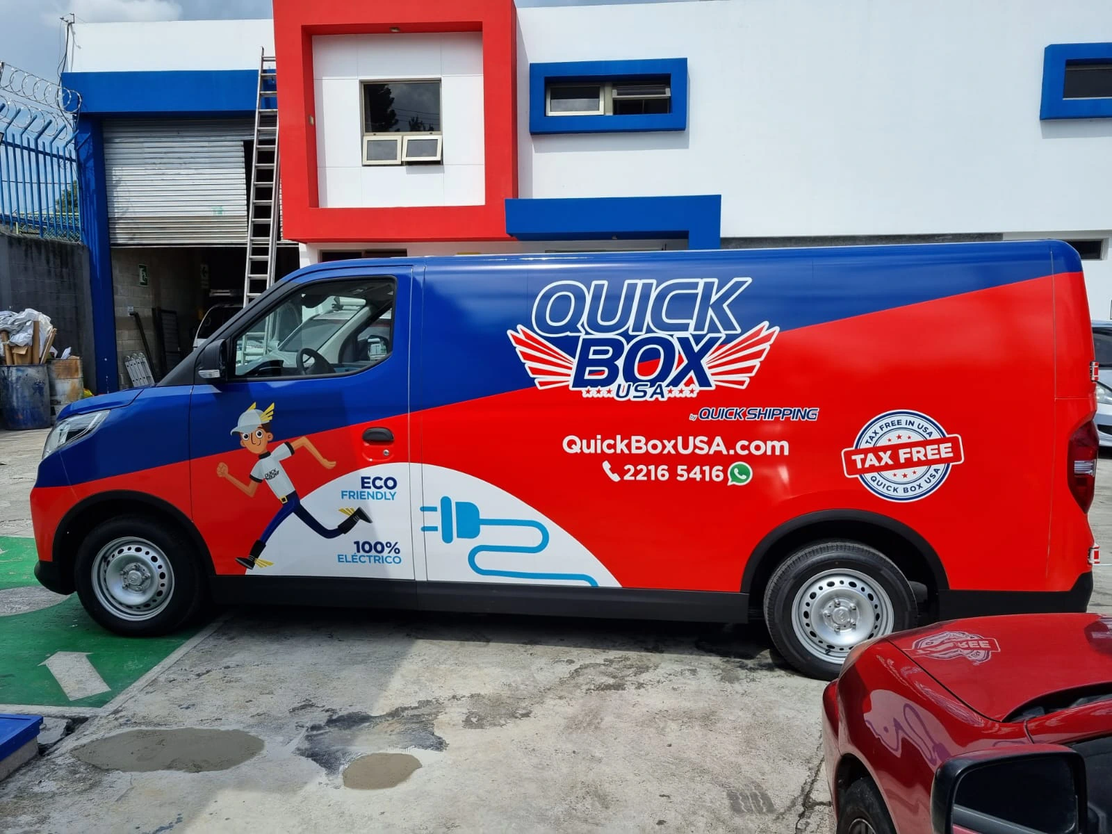 Van azul con roja de Quickbox con rotulación vehicular por Sign Factory.