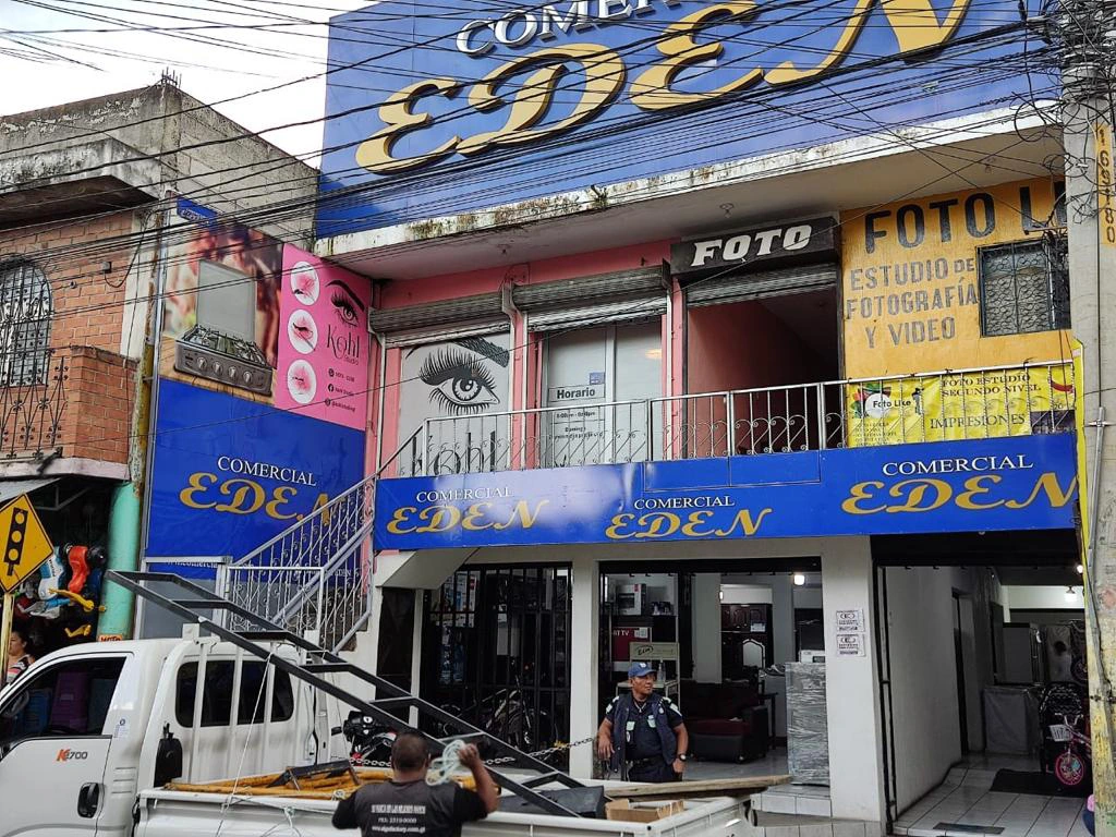 Cenefa azul oscuro para Comercial EDEN