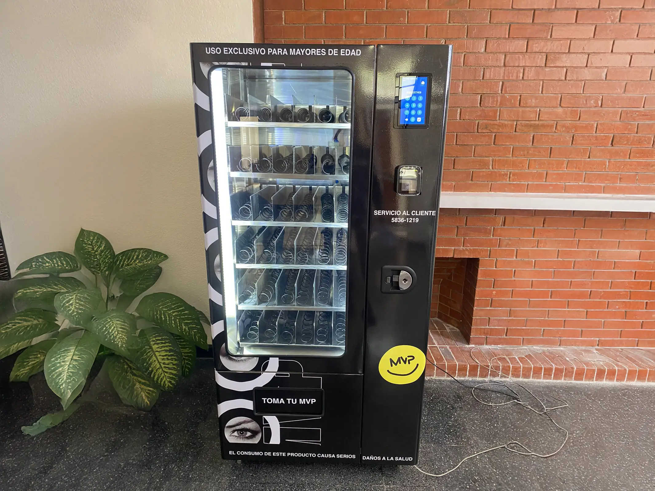 Máquina dispensadora de vapes con diseño abstracto