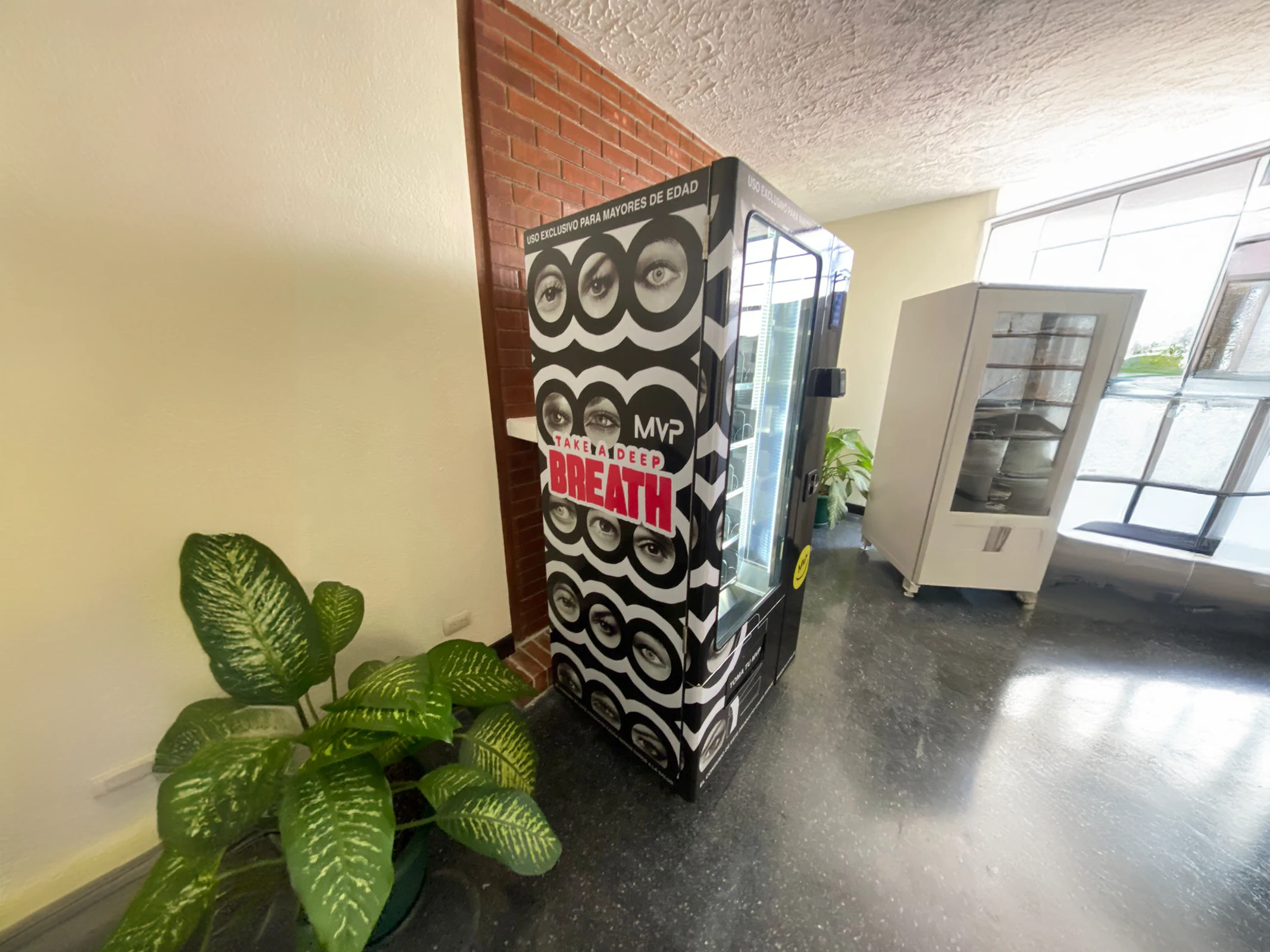 Máquina dispensadora de vapes con diseño abstracto