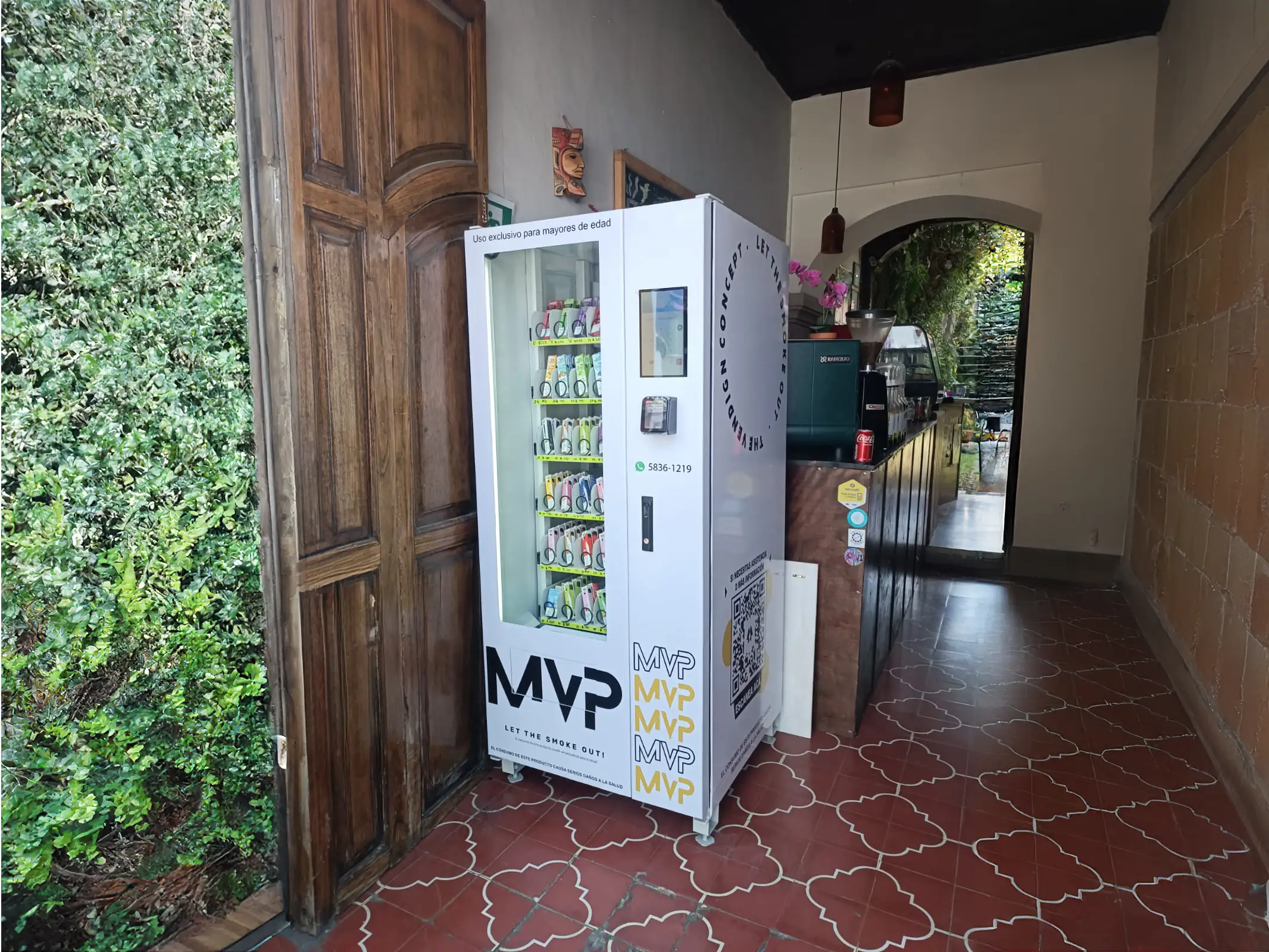 Máquina dispensadora de vapes blanca con logo de MVP
