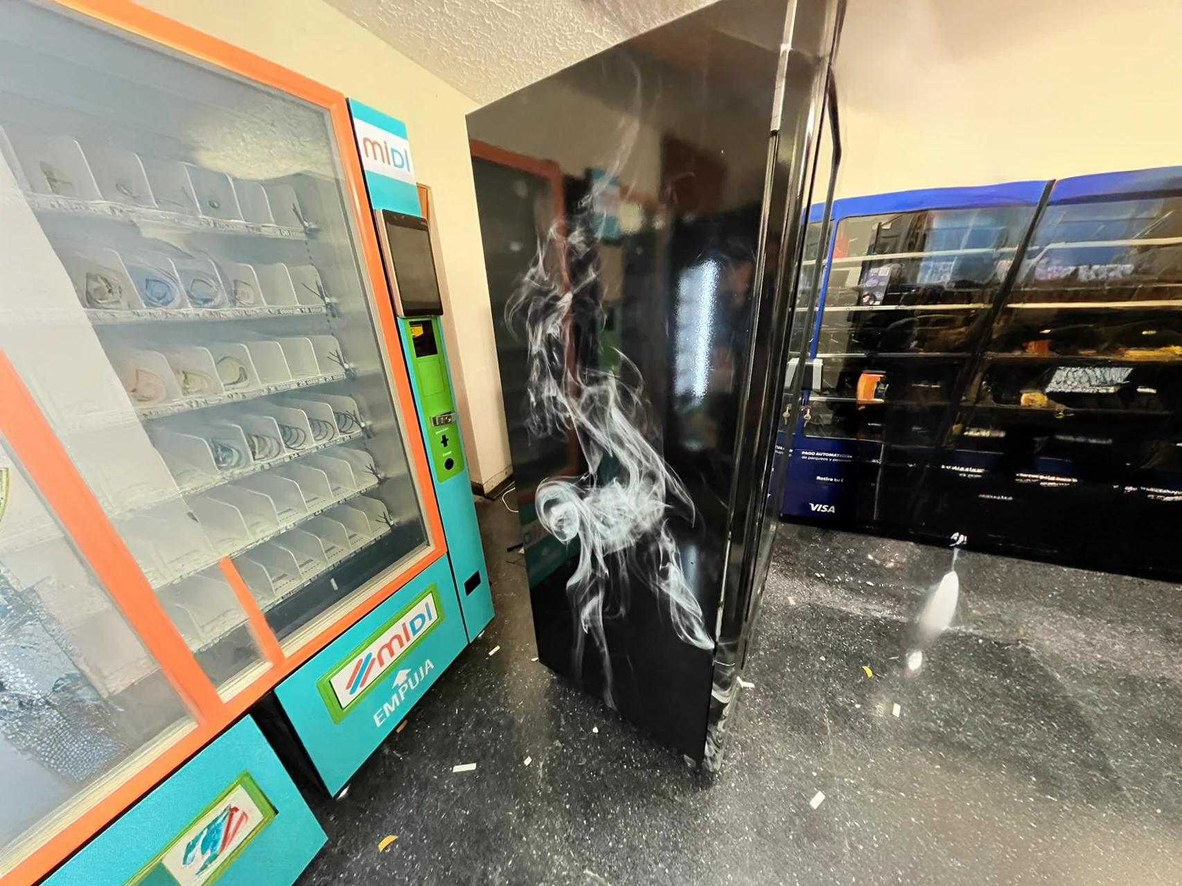 Máquina dispensadora de vapes negra con diseño de humo