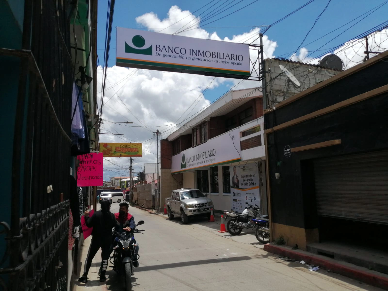 Fachada blanca y verde para Banco Inmobiliario con eslogan