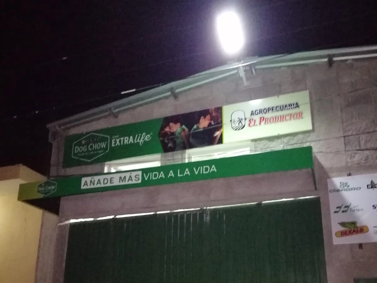 Fachada y cenefa verde con logo de Purina y eslogan