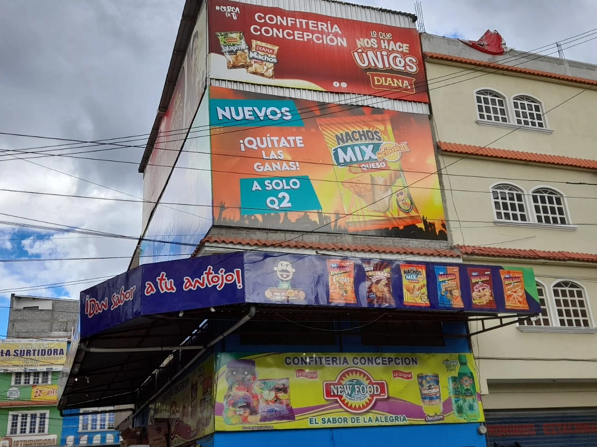 Fachada y cenefa para Señorial promocionando nachos y confitería desde otra perspectiva