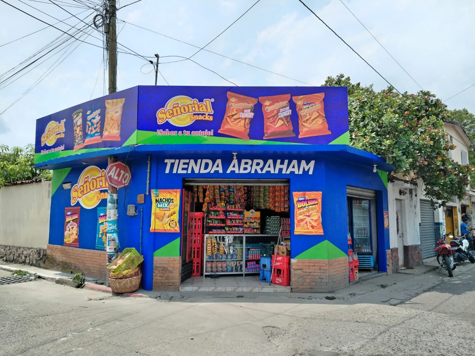 Fachada y cenefa azul para Tienda Abraham con productos Señorial desde otra perspectiva