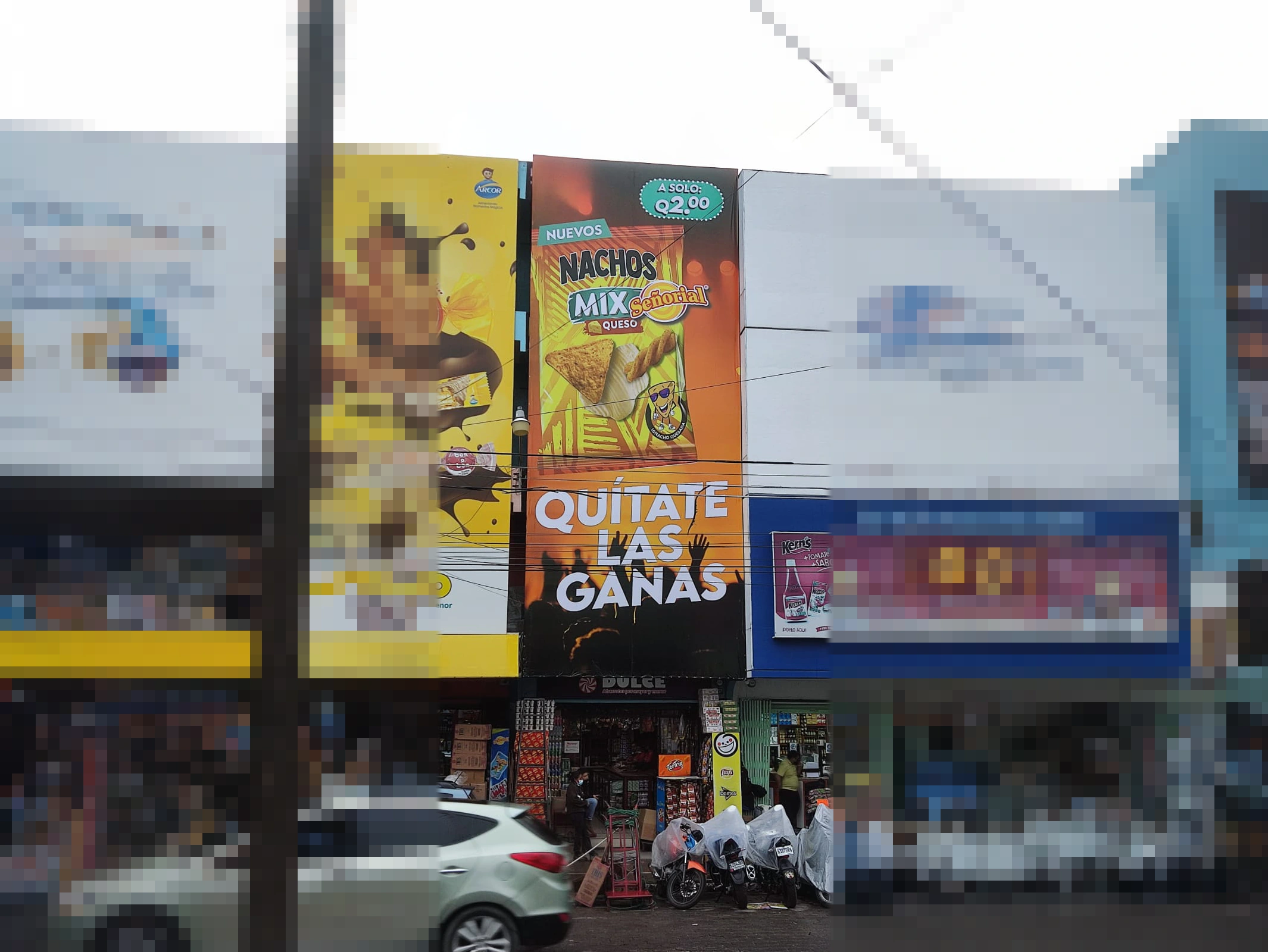 Fachada vertical para Señorial con bolsa de nachos de queso