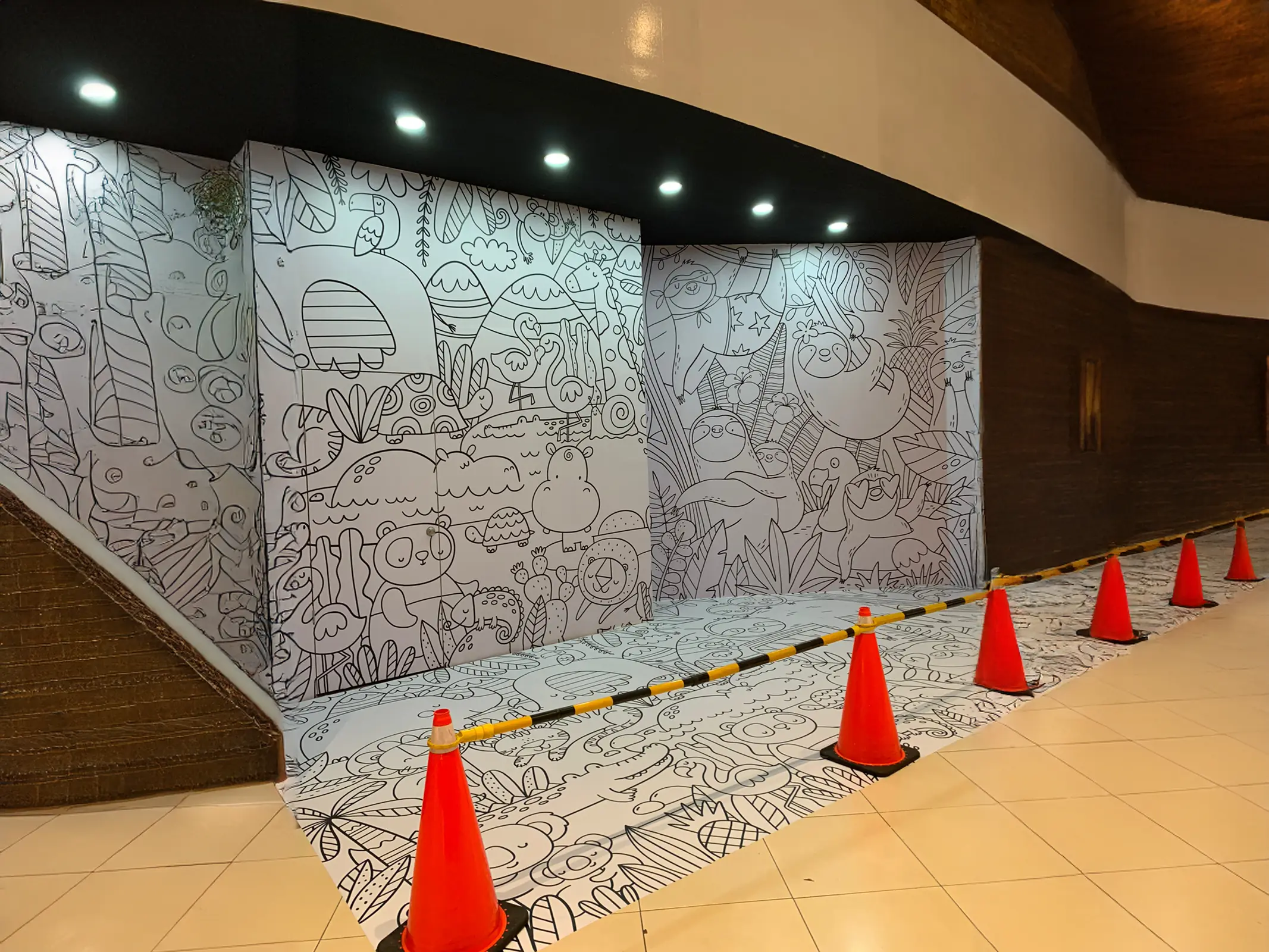 Mural blanco y negro con dibujos de animales