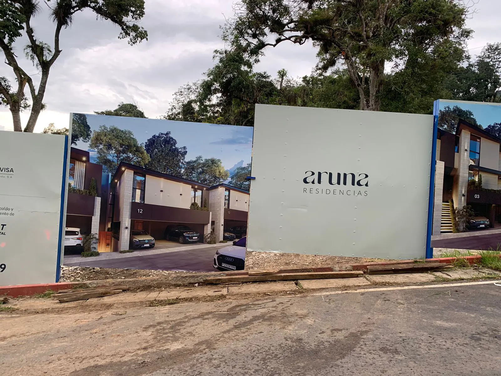 Mural para Aruna Residencias con logo y diseño