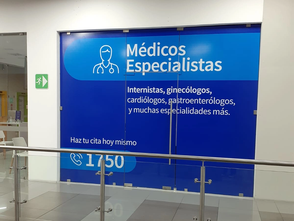 Mural de Blue Medical con información de especialistas y número telefónico