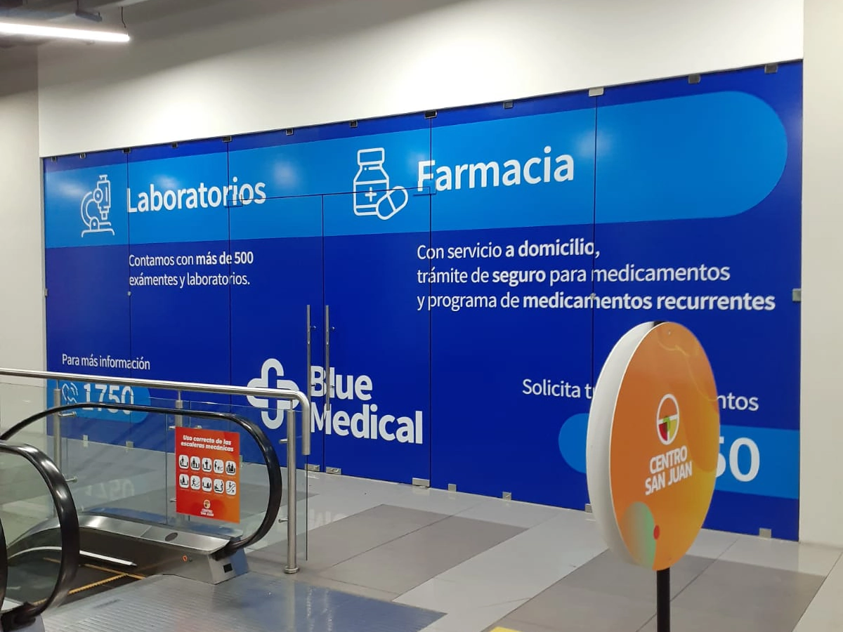 Mural para Blue Medical con información de laboratorios y farmacias