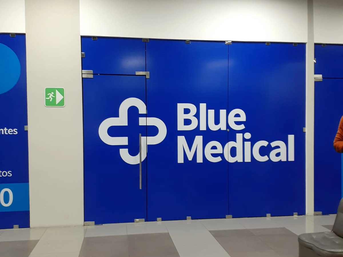 Mural con el logo de Blue Medical