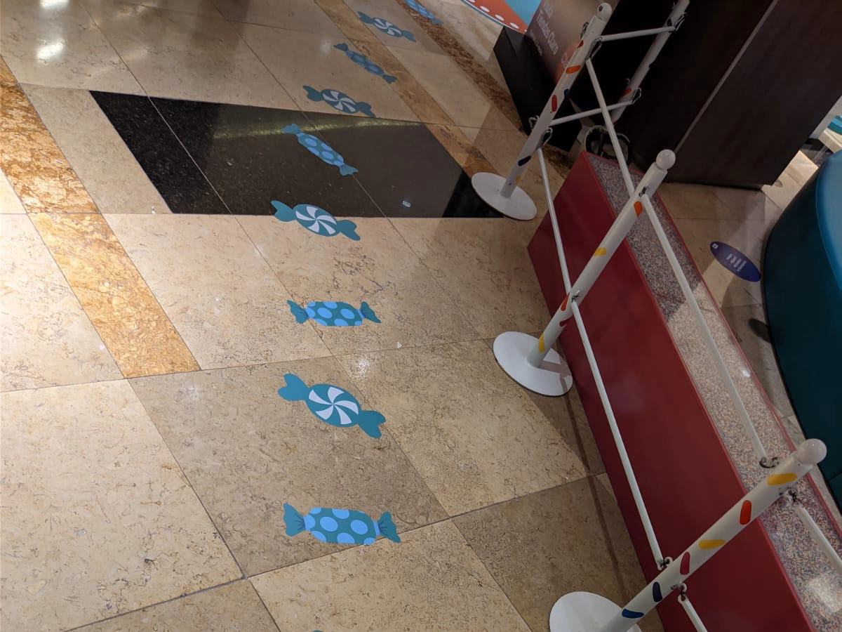 Mural de stickers de dulces en el suelo