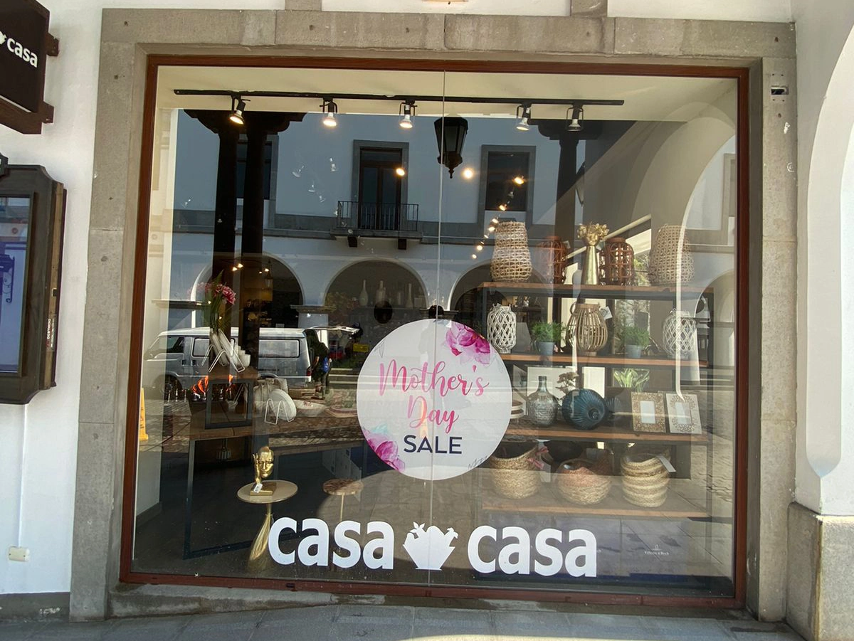 Sticker de Mother's Sale con fondo blanco y letras rosadas para Casa Casa