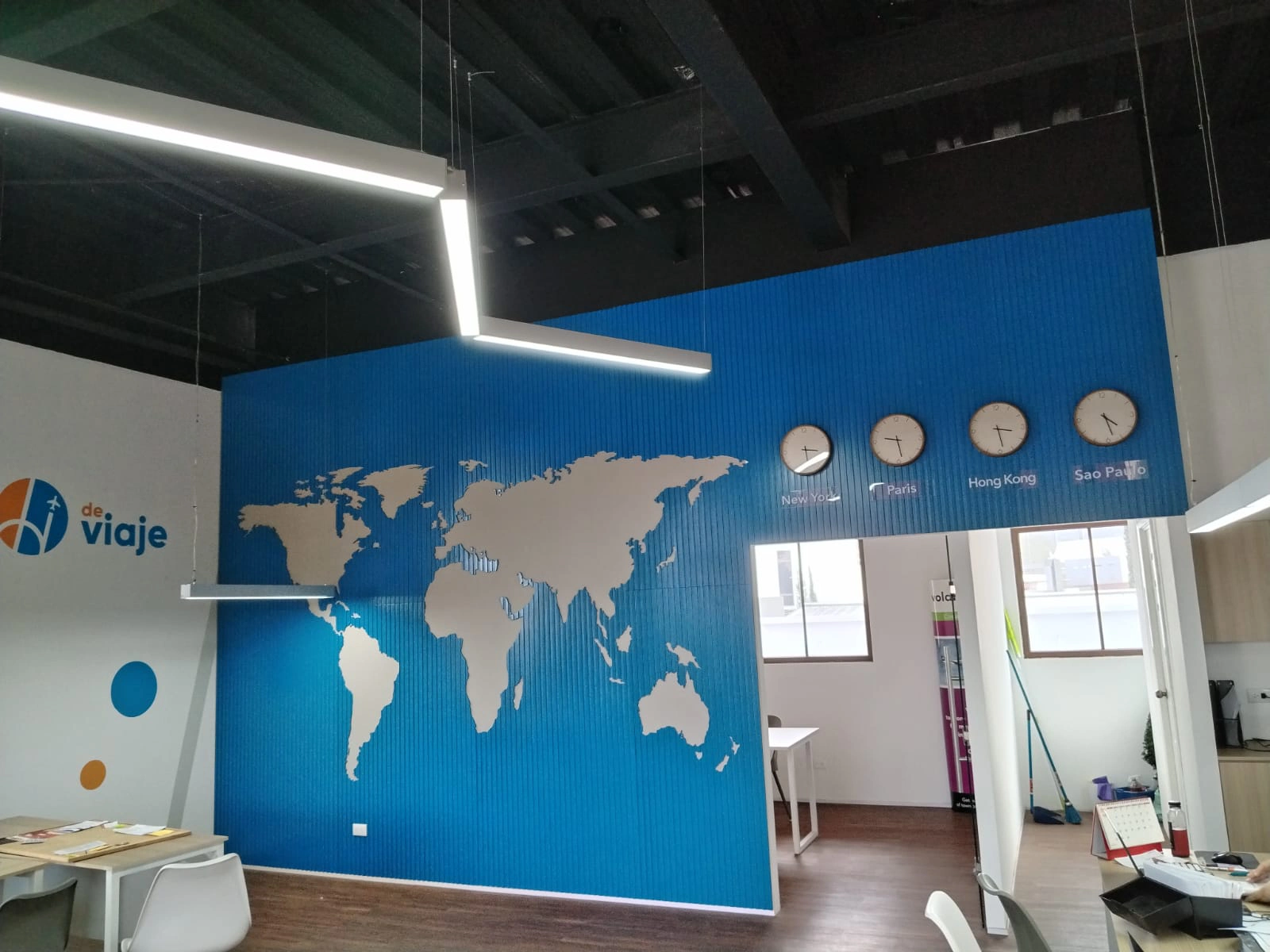 Mural en relieve del mapa mundial con tubos de madera