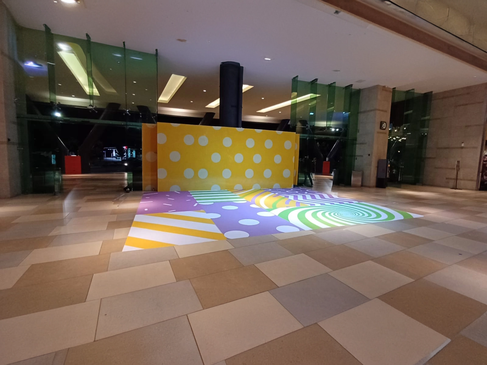 Mural colorido en el piso y pared con formas geométricas