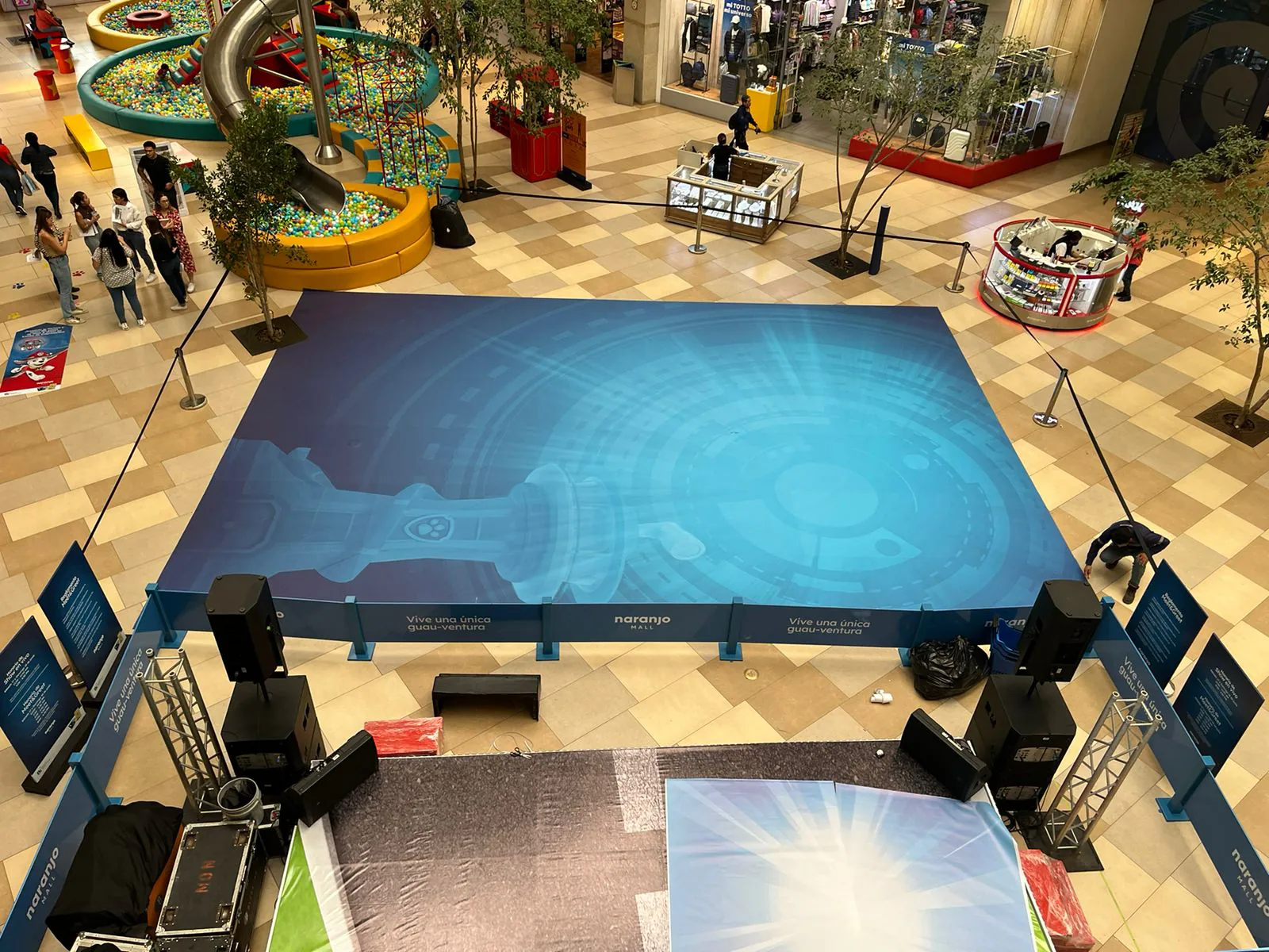 Mural en el piso para Naranjo Mall con diseño abstracto