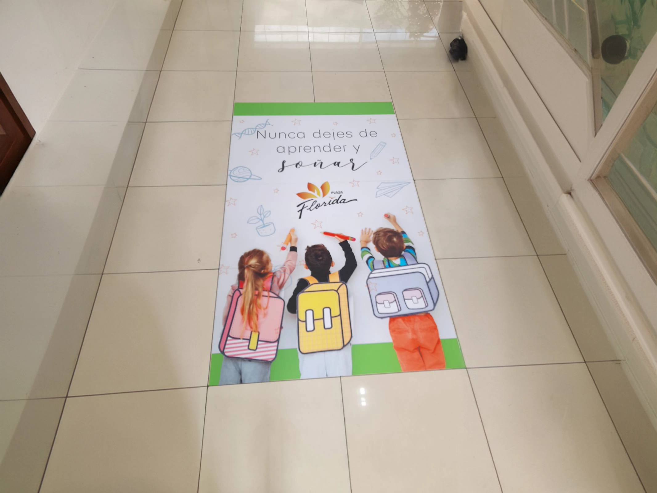Mural de Plaza Florida con niños pintando y frase inspiradora