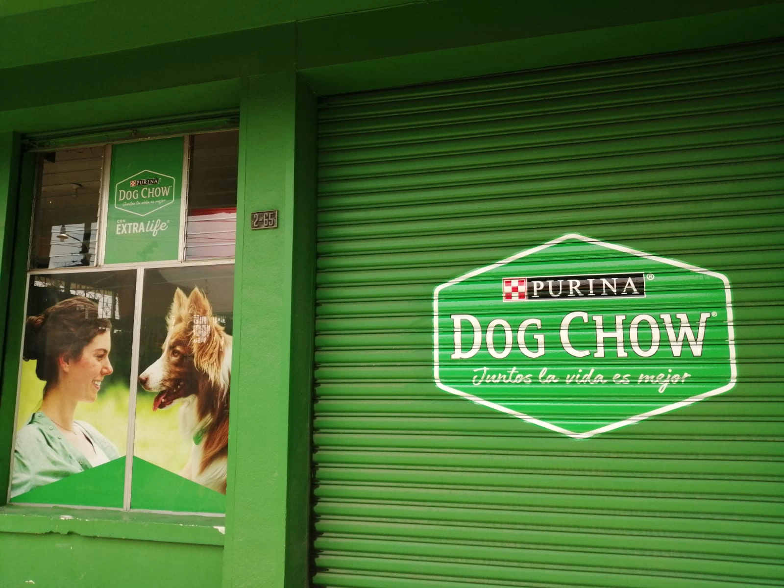 Mural de Purina DOGCHOW en portón con logo y perro