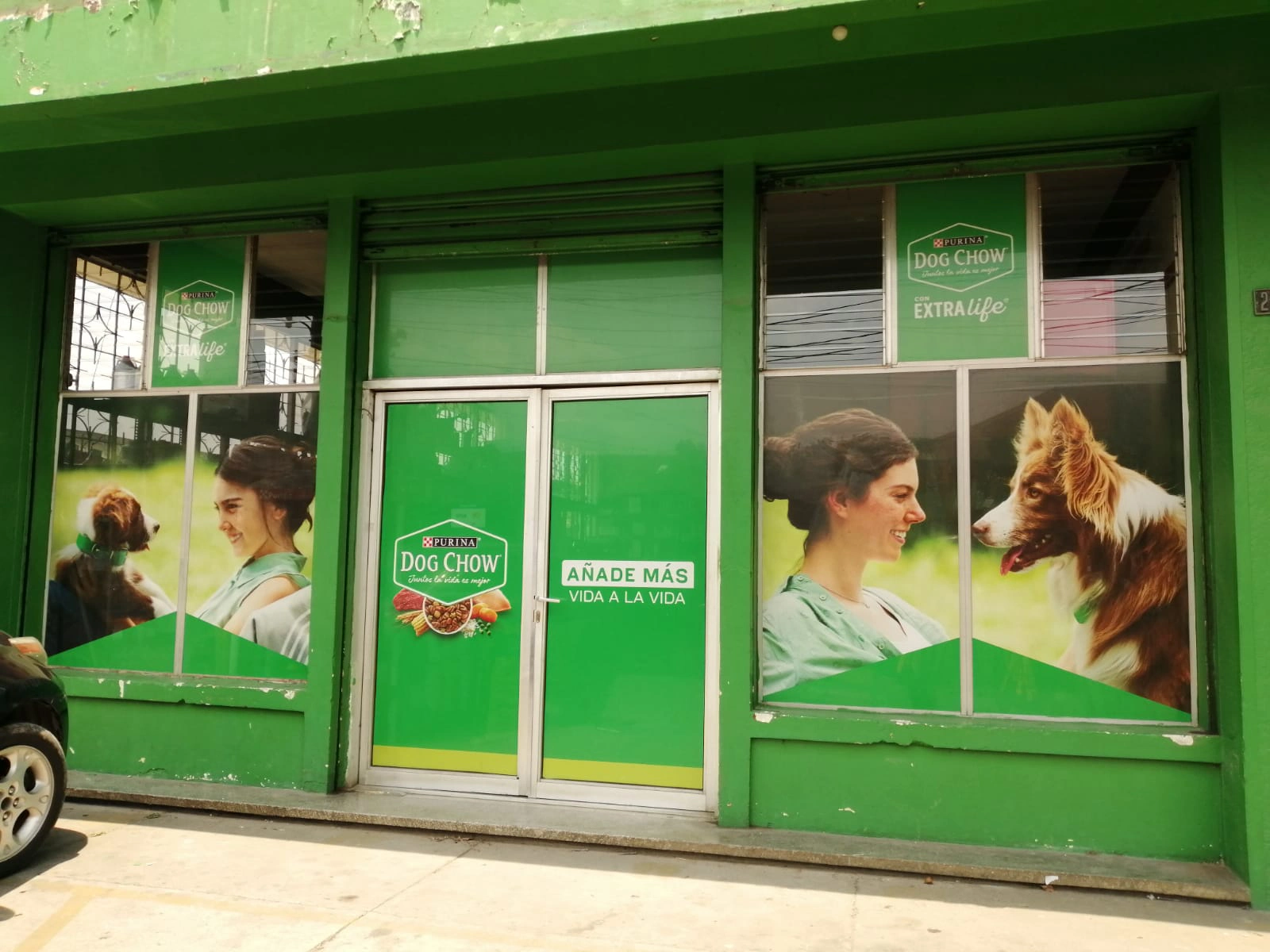 Mural de Purina DOGCHOW en humano con perro