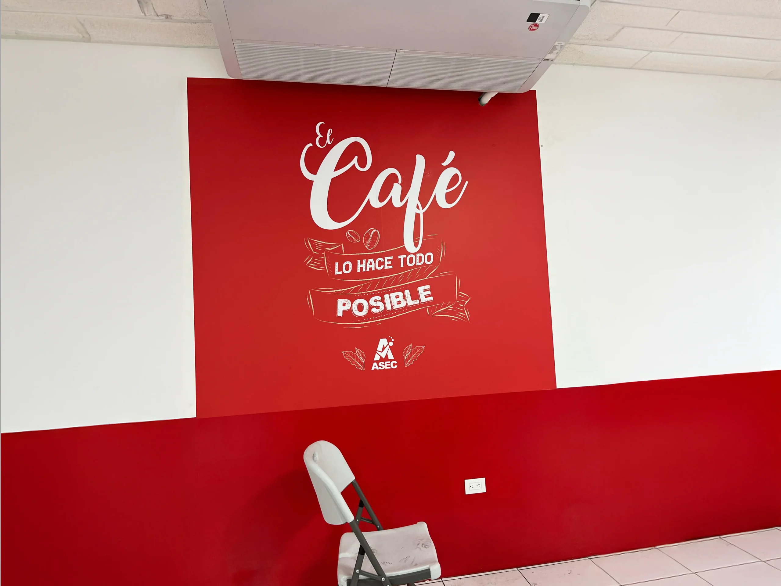 Mural para restaurante con frase "El café lo hace todo posible"
