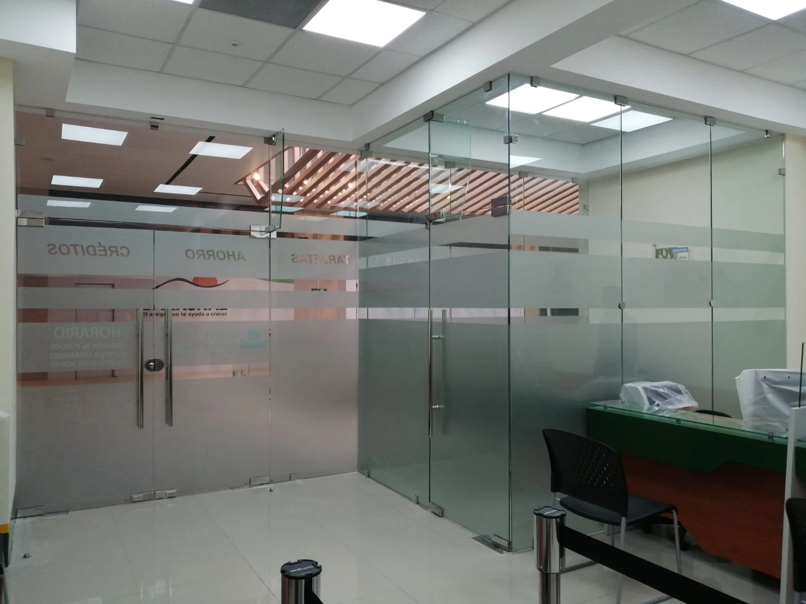 Vidrios opacos para Banco Inmobiliario con palabras y logo