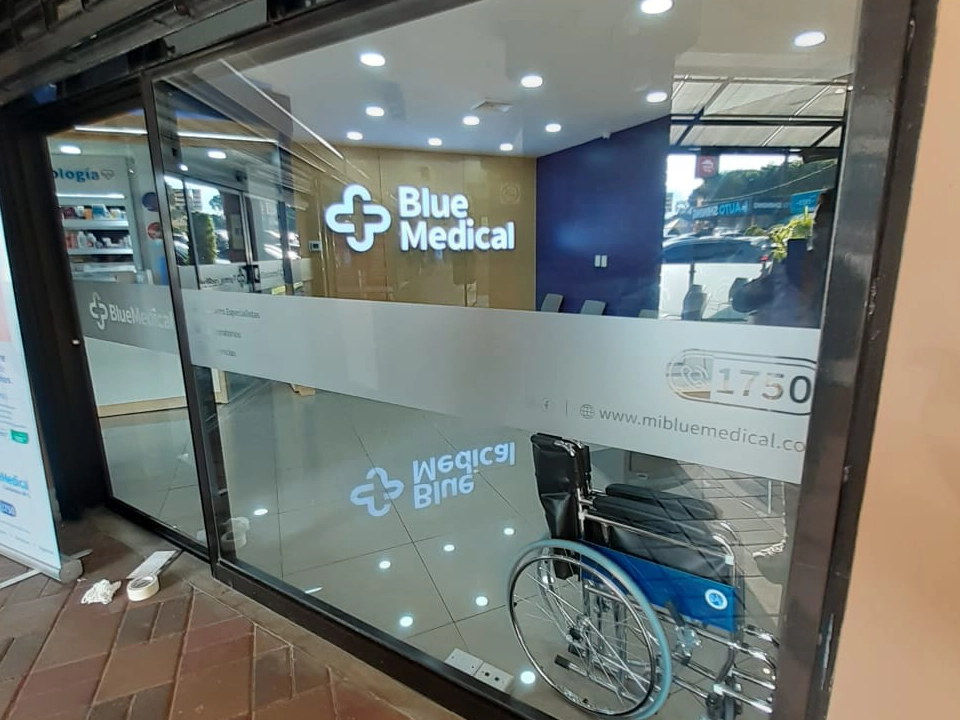 Vidrio con franja opaca y logo de Blue Medical