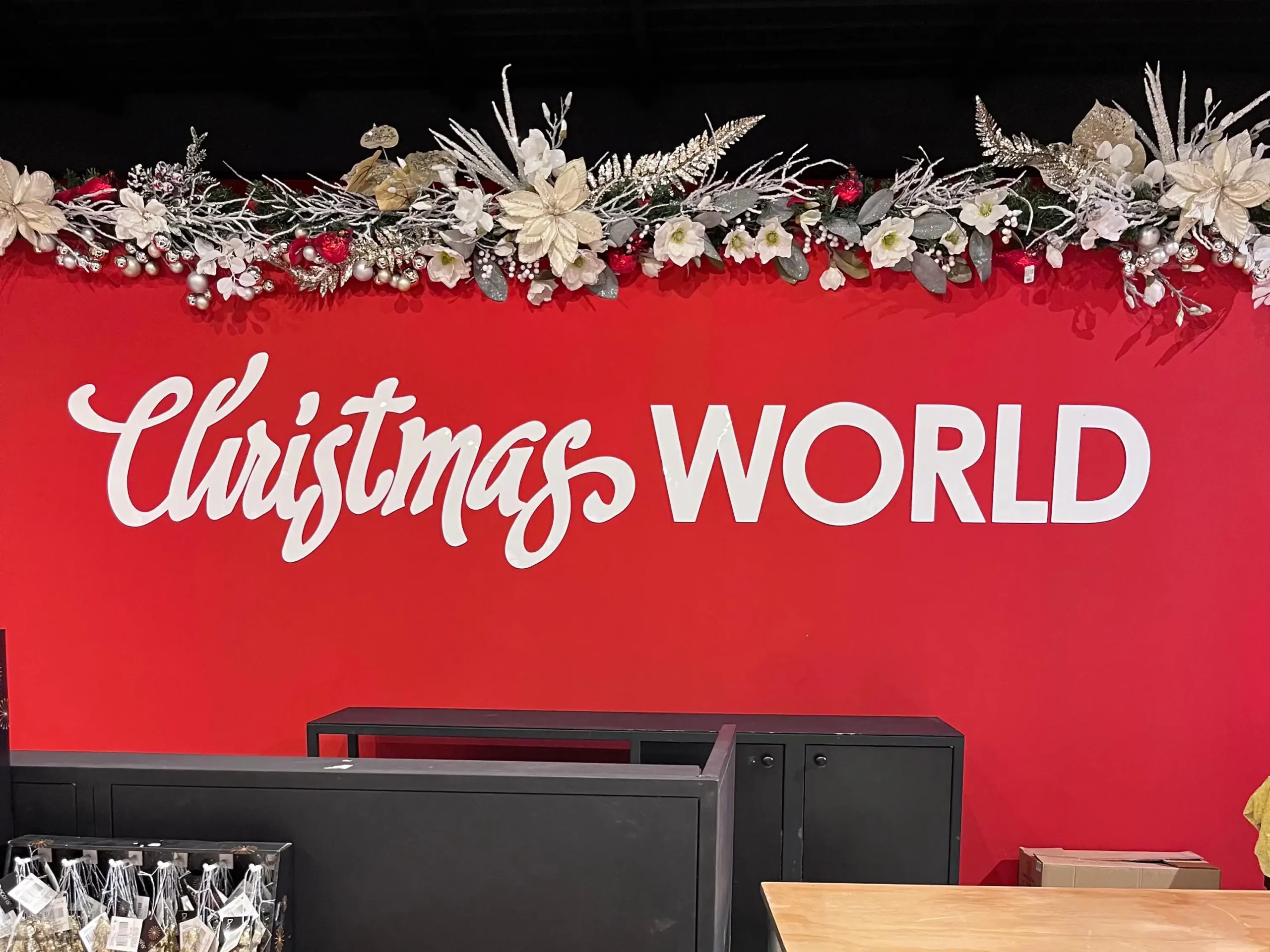 Mural con el texto "Christmas World" en blanco