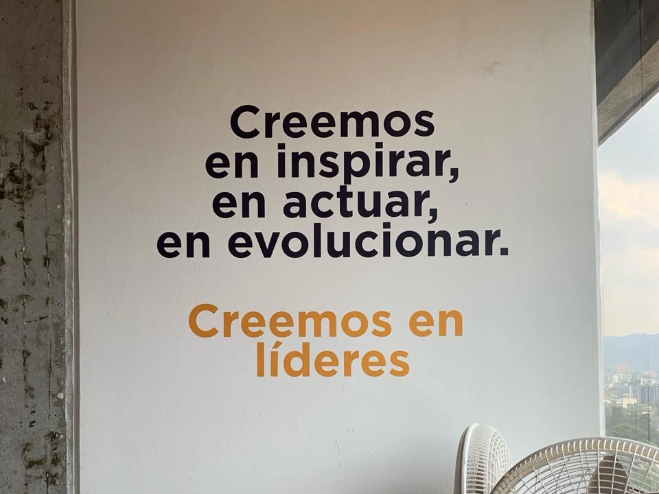 Mural con el mensaje "Creemos en inspirar, actuar, evolucionar"