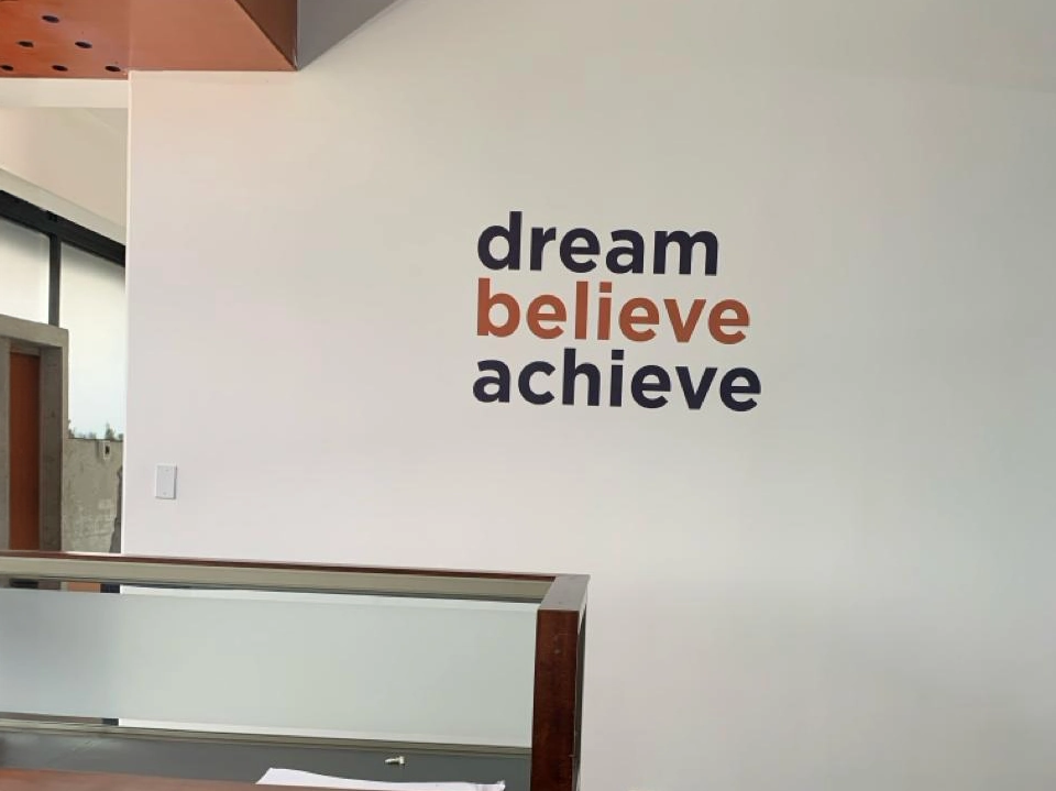Mural con las palabras "Dream, Believe, Achieve"