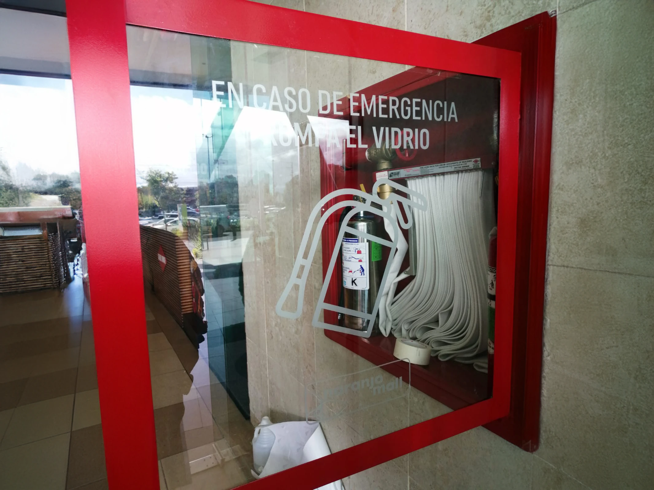 Mural con ícono de extintor y mensaje de emergencia