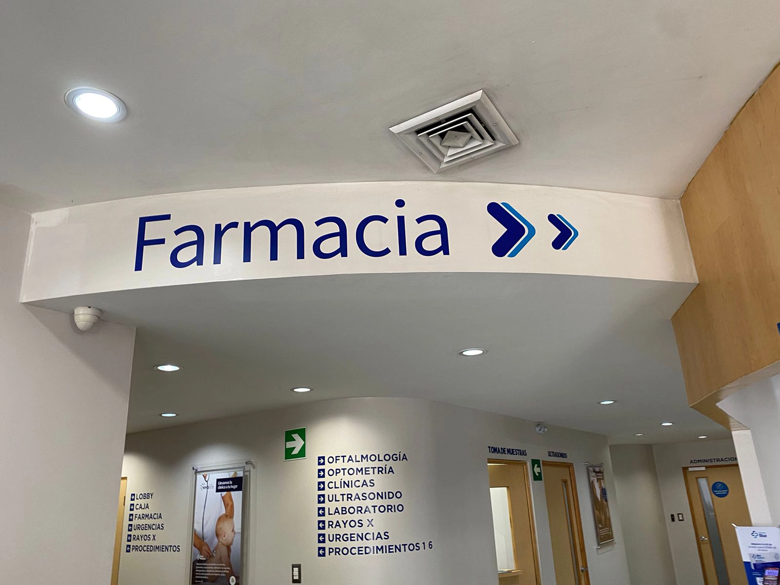 Mural con la palabra "Farmacia" y flechas indicativas