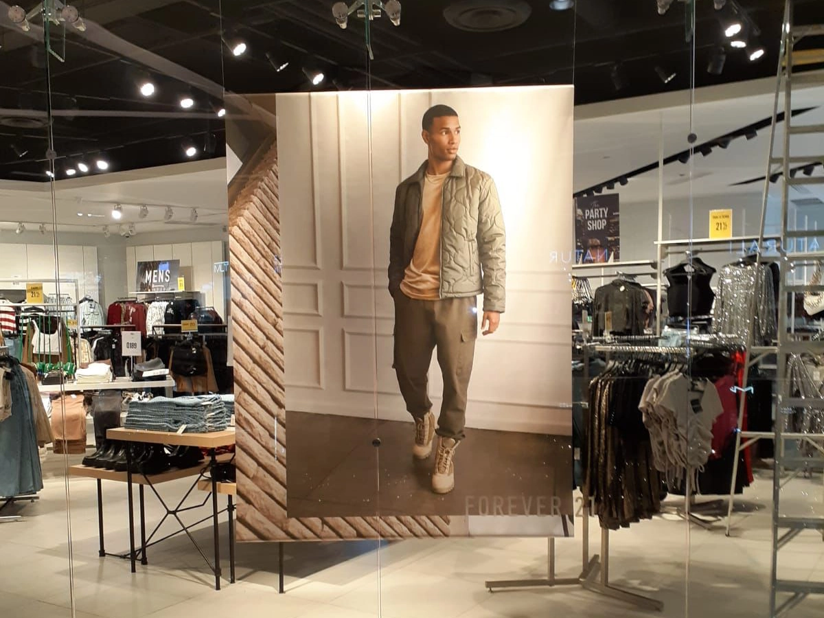 Corte de Forever21 con modelo hombre en camisa mostaza