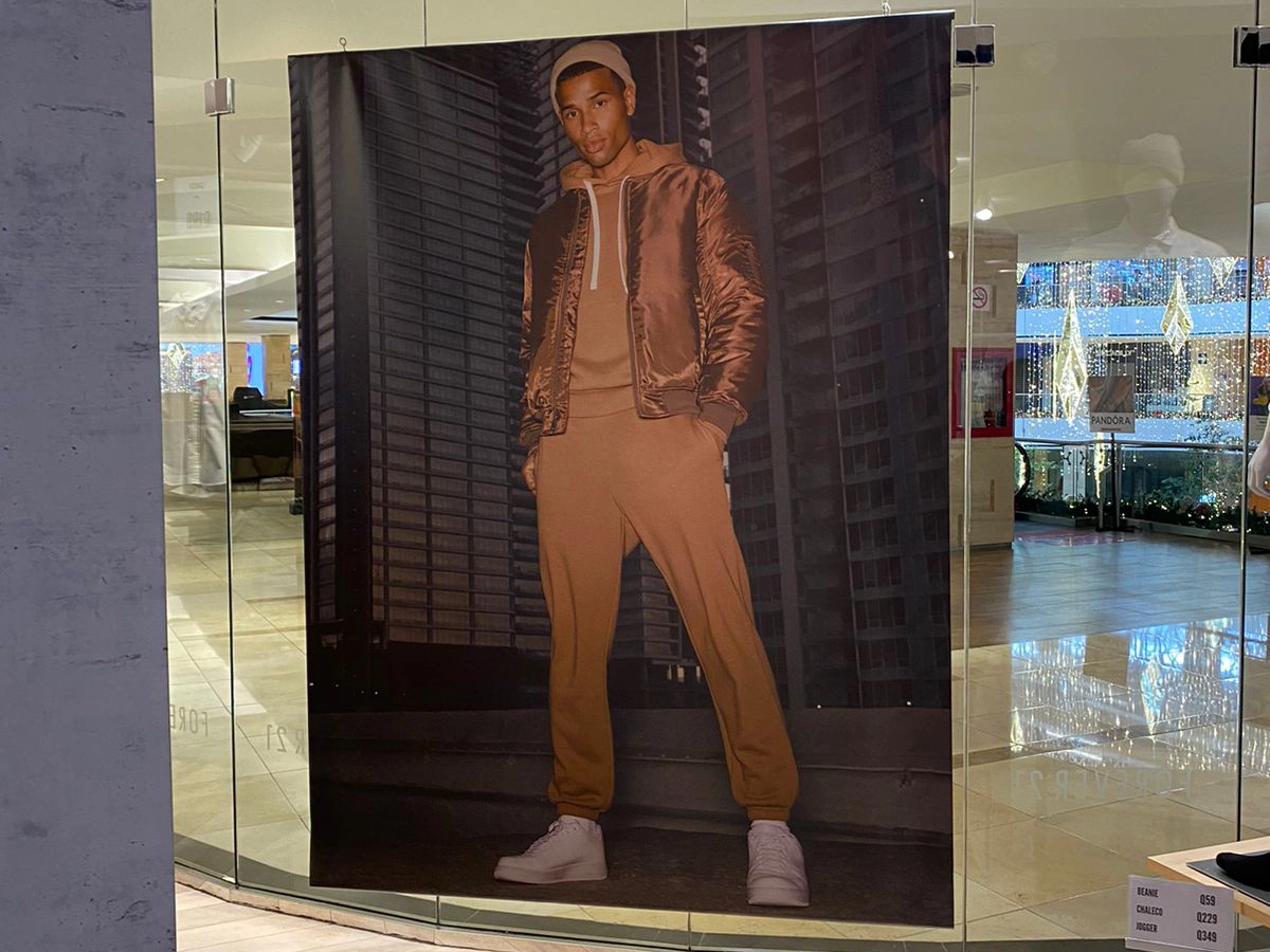 Corte de Forever21 con modelo hombre en ropa café