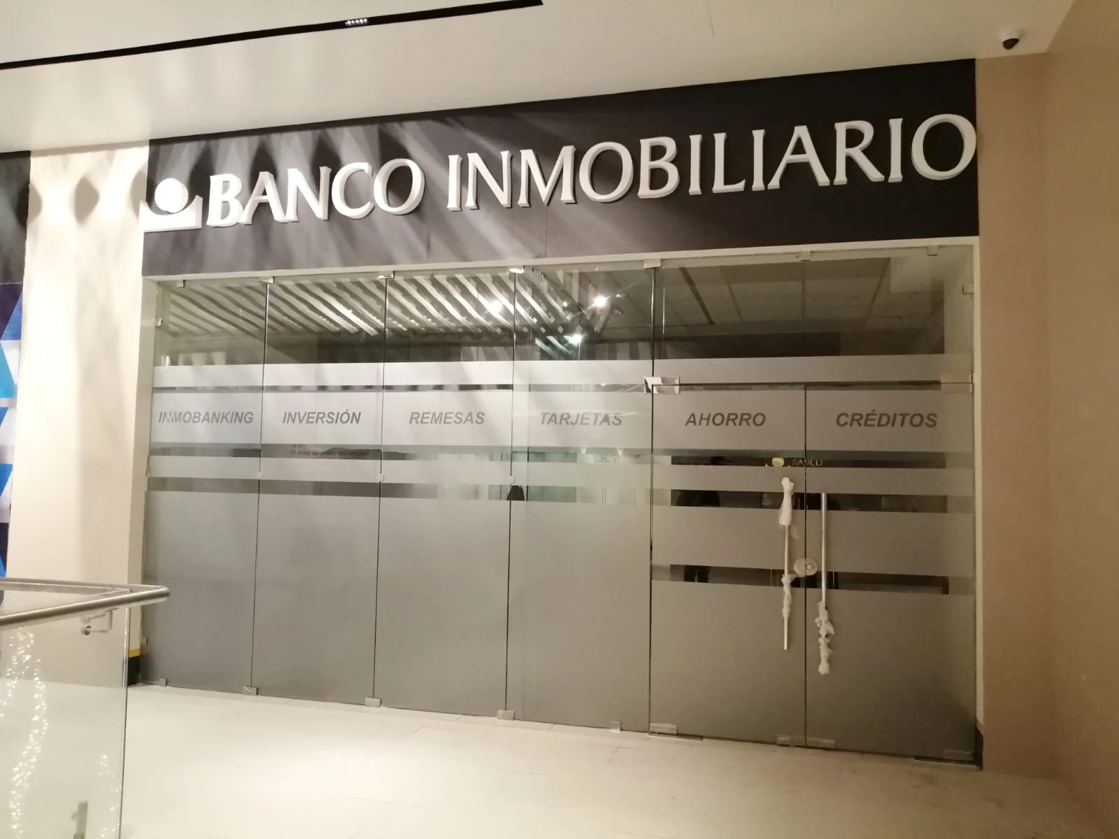 Vidrios opacos de INMOBANKING con logo y palabras