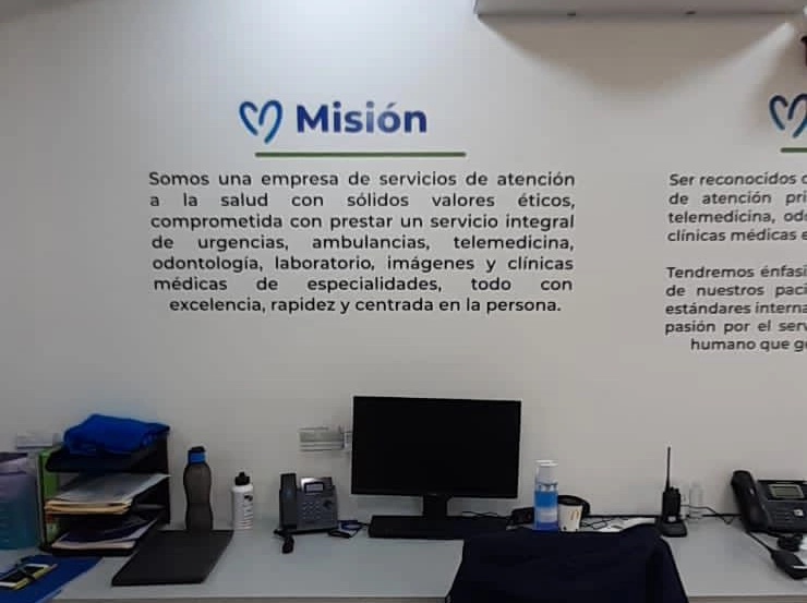 Mural con la palabra "Misión" y texto explicativo
