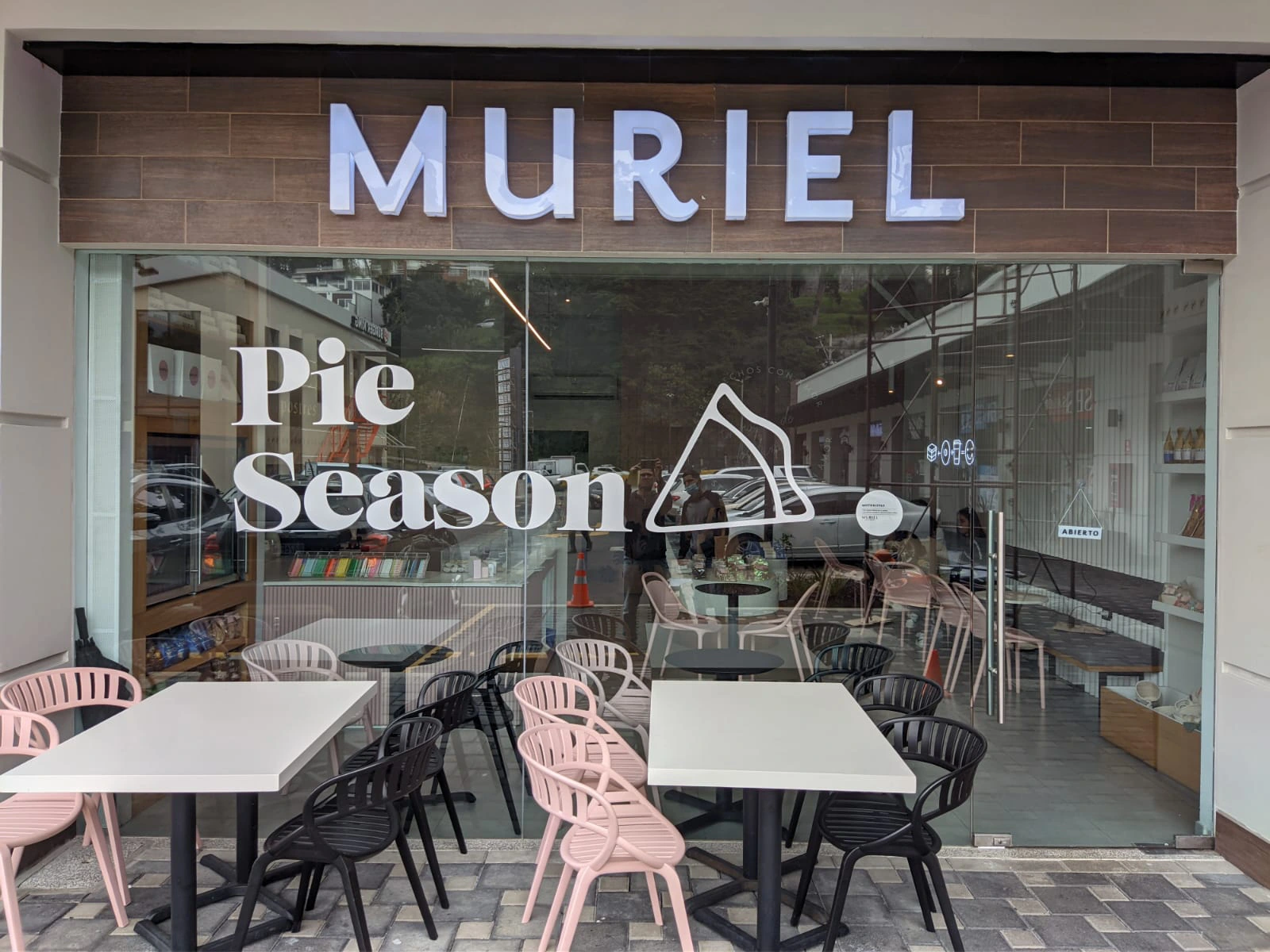 Mural de Muriel con mensaje "Pie Season"