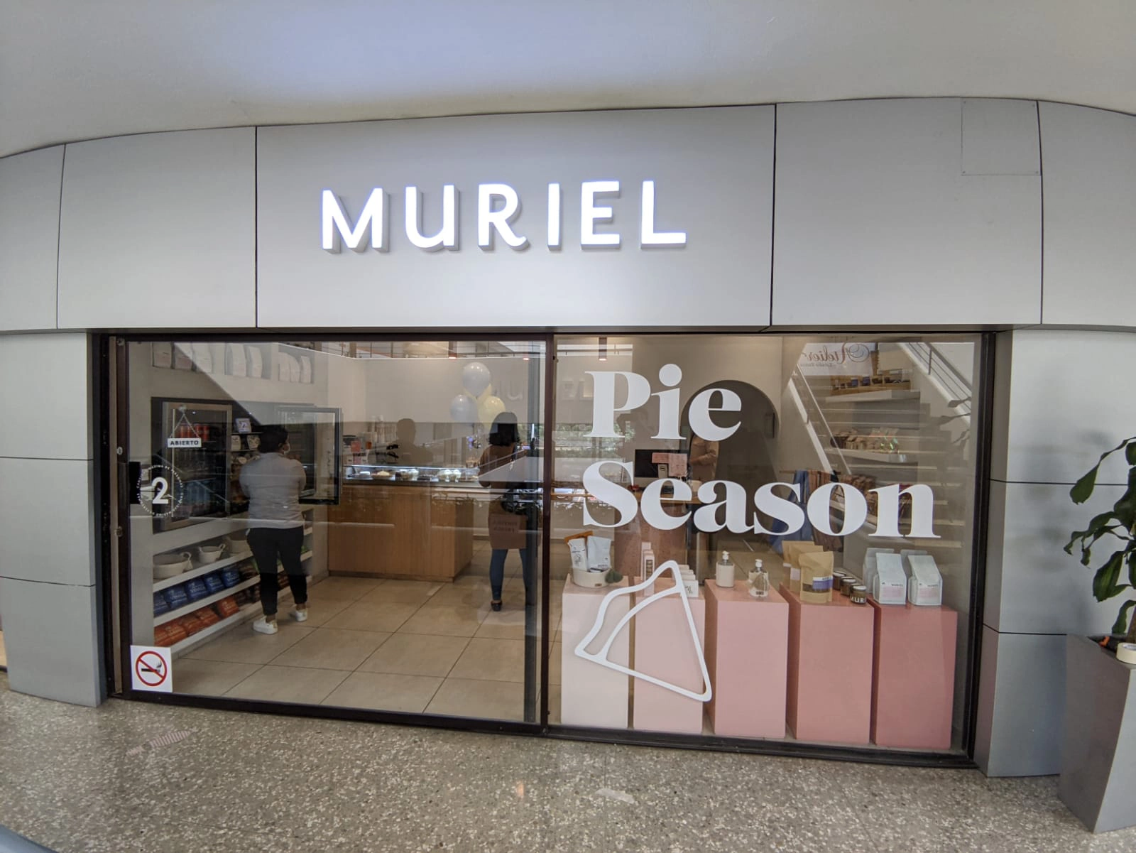 Mural de Muriel con mensaje "Pie Season"