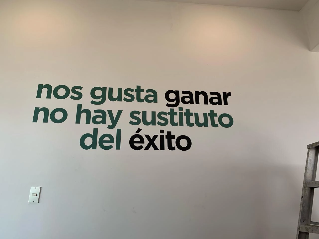Mural con el mensaje "Nos gusta ganar, no hay sustituto del éxito"