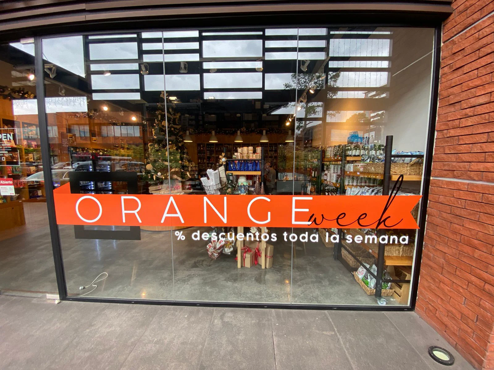 Mural de Orange Week con descuentos en vidrio