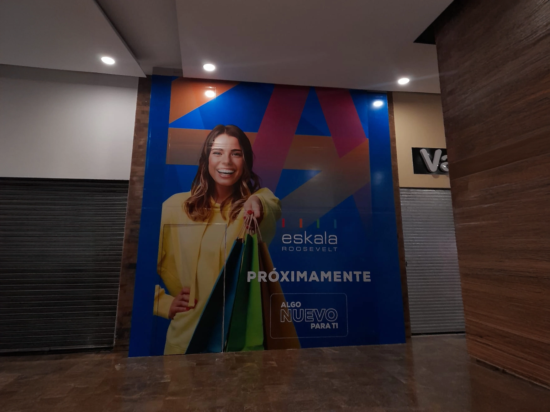 Mural de Scala Roosevelt con mensaje "próximamente algo nuevo para ti"