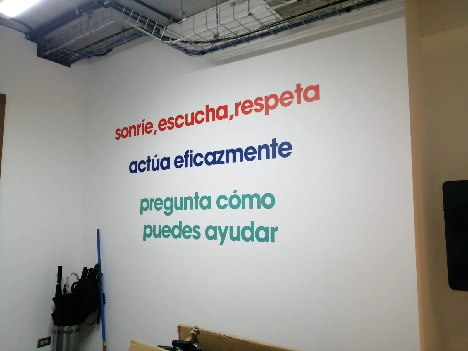 Mural con las palabras "Sonría, Escucha, Respeta"