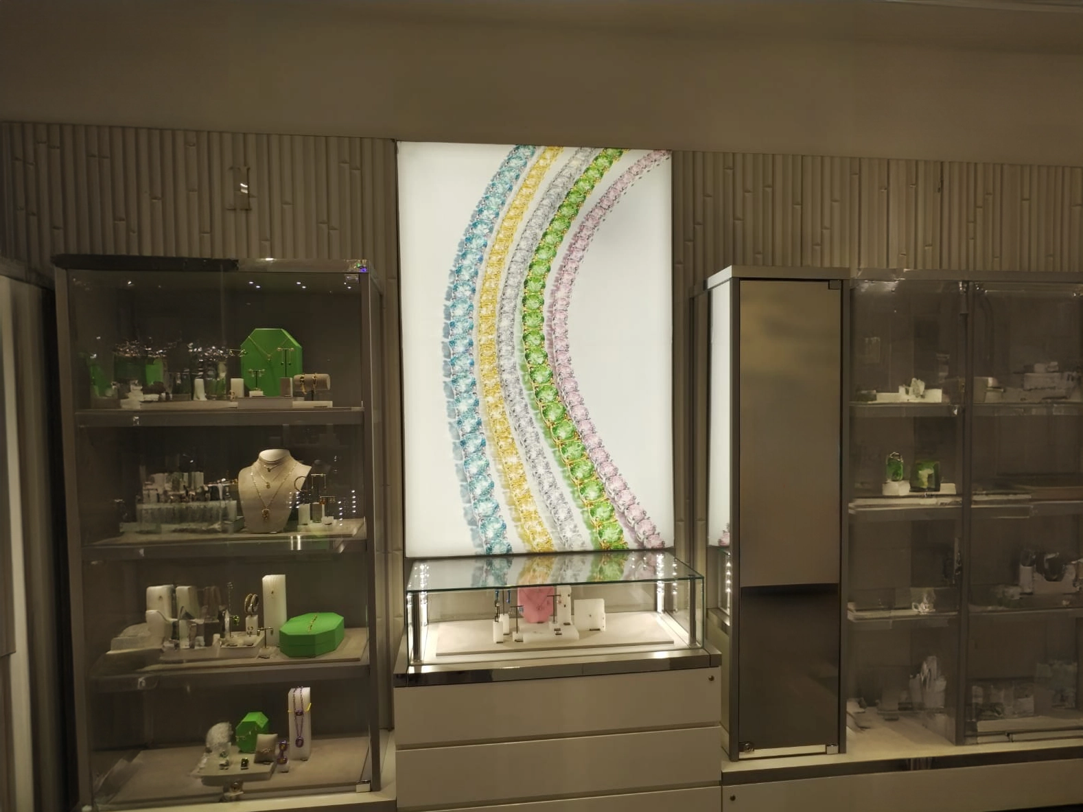 Caja de luz de Swarovski con imagen de collares