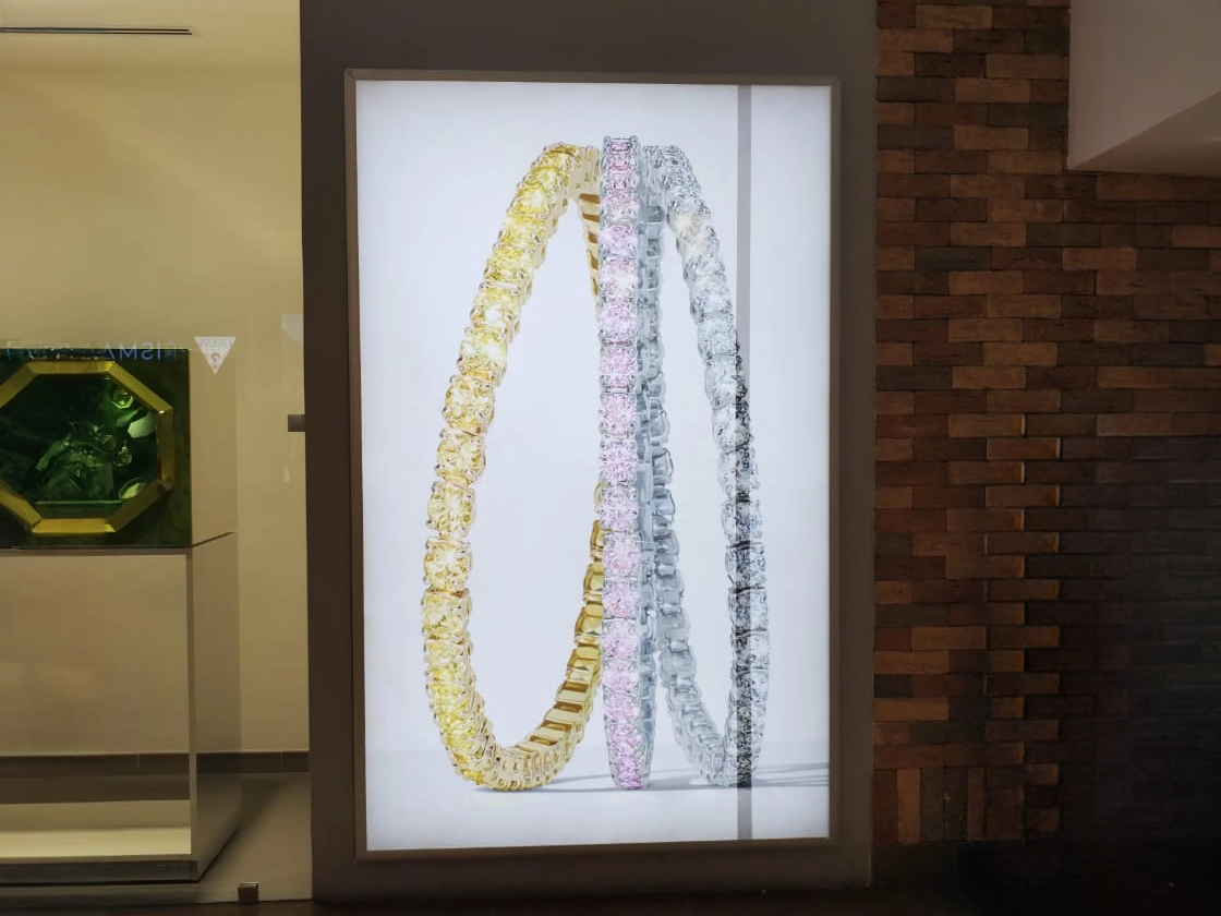 Caja de luz de Swarovski con accesorios para muñecas