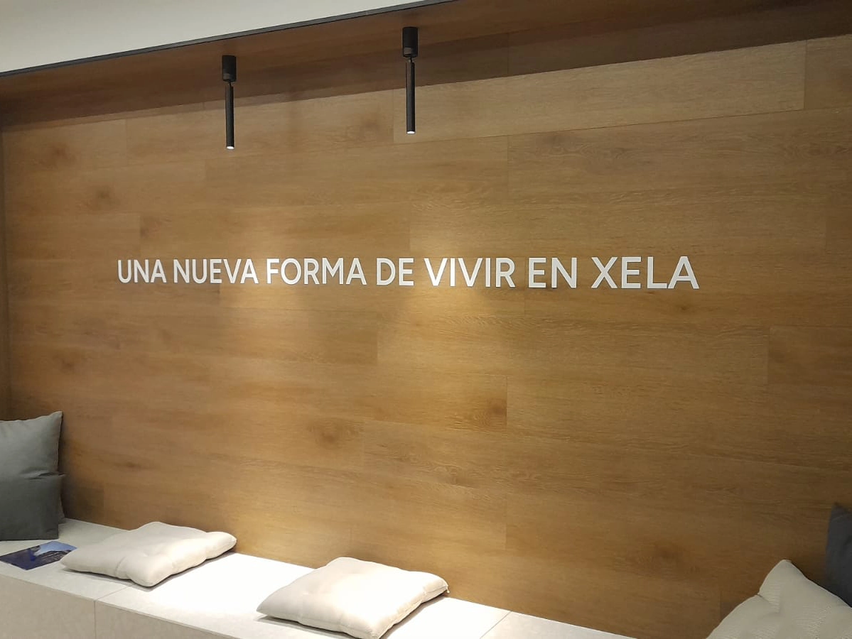 Mural con el mensaje "Una nueva forma de vivir en Xela"