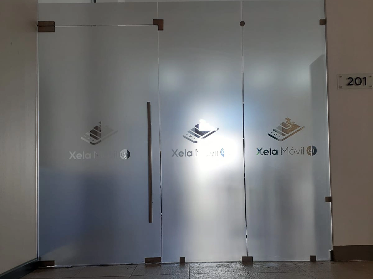 Vidrio opaco con logo de XelaMovil GT